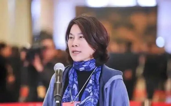 红腾网配资 营收下滑净利却飙升，董明珠凭什么说“股民不会让我退”？