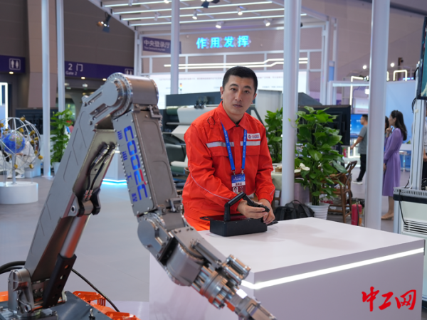 致富配资 找到了，驾驭“深海麒麟臂”的幕后英雄，是他｜追星就要追匠星